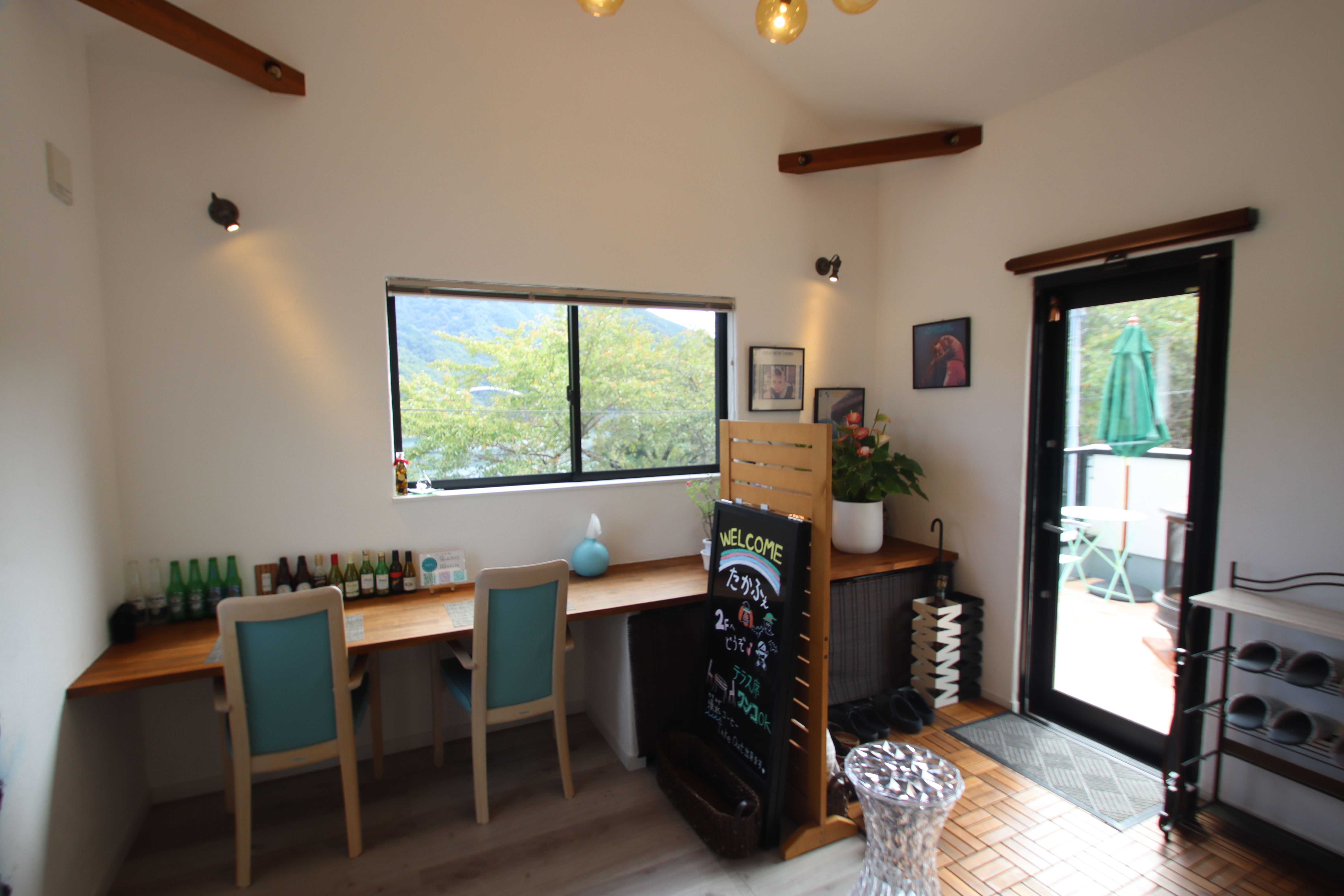 窓からは絵のような湖畔の景色 ゆったりとした時間が流れる隠れ家カフェ　T -style Camp & Cafeたかふぇ