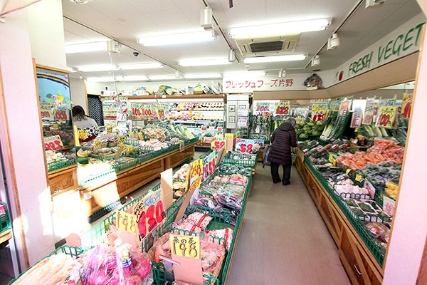 店内に所狭しと並ぶ新鮮野菜